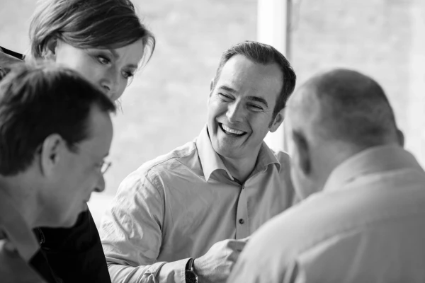 eine Frau, drei Männer, Lachen, Schwarz-Weiß