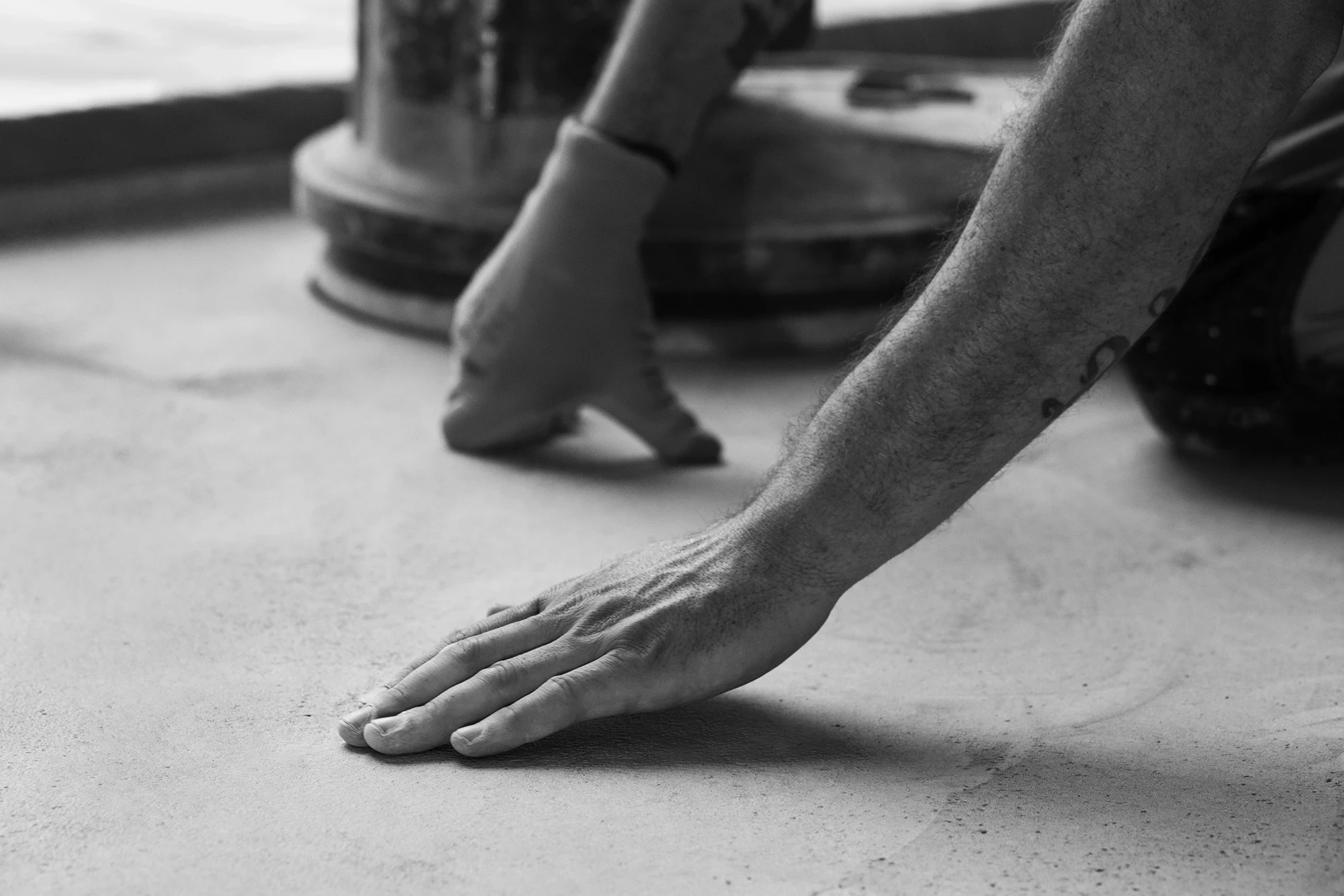 Prüfung des Feinschliffs von Hand, Estrich, Schwarz-Weiß