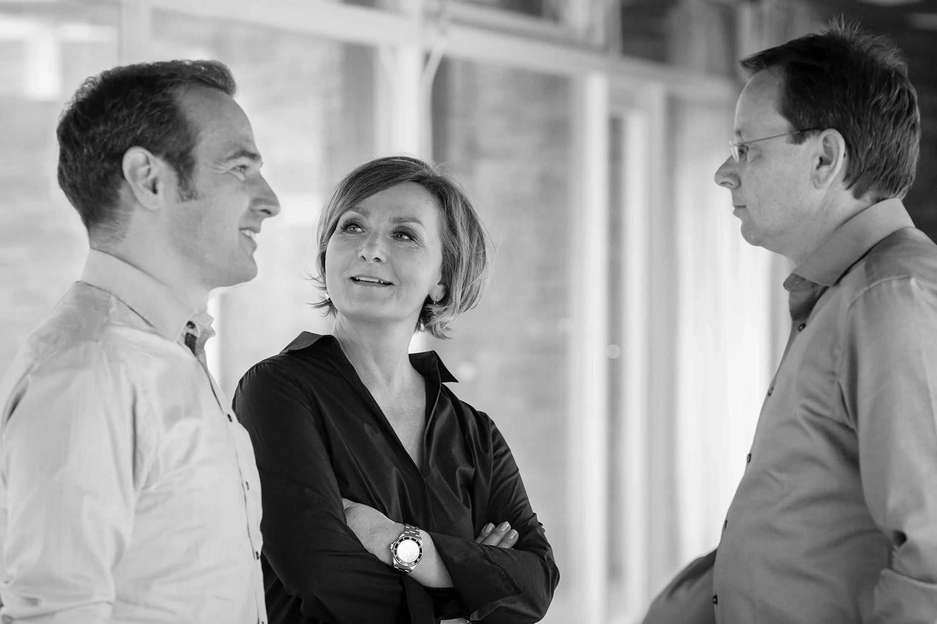 eine Frau, zwei Männer, Meeting, Schwarz-Weiß