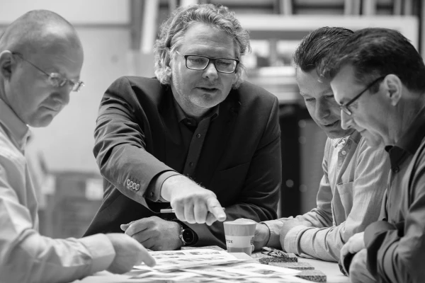 vier Männer, Besprechung, Schwarz-Weiß