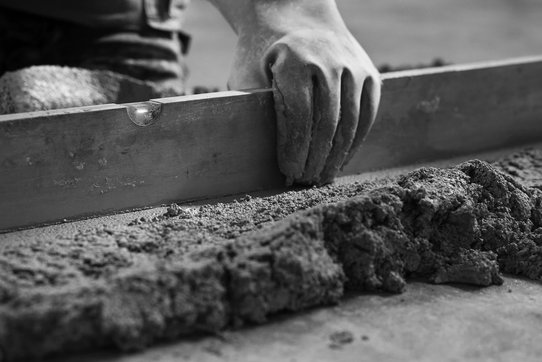 Estricheinbau, Wasserwaage, Schwarz-Weiß