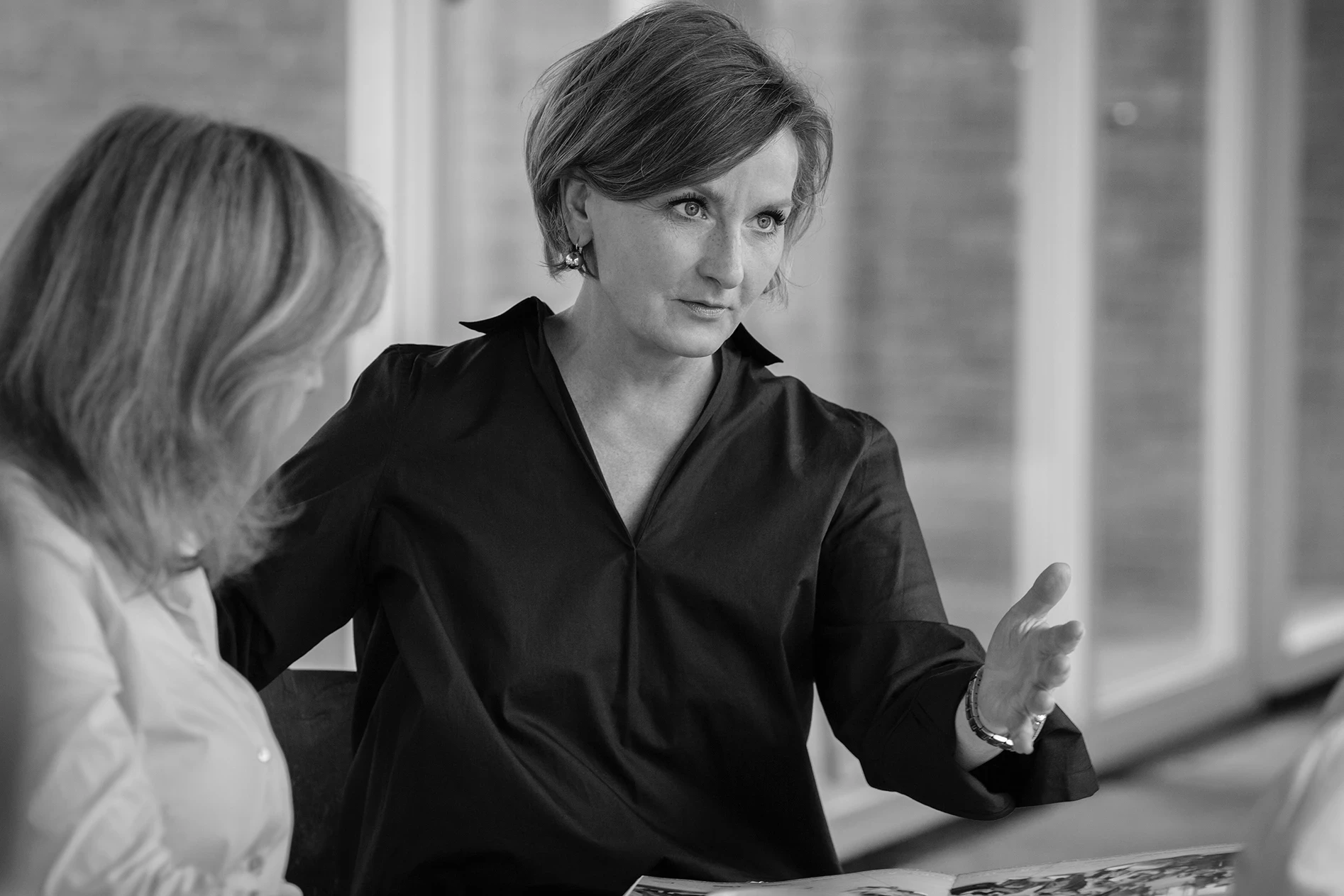 zwei Frauen, Meeting, Schwarz-Weiß