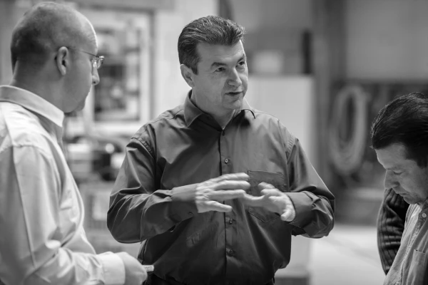 drei Männer, Besprechung, Schwarz-Weiß