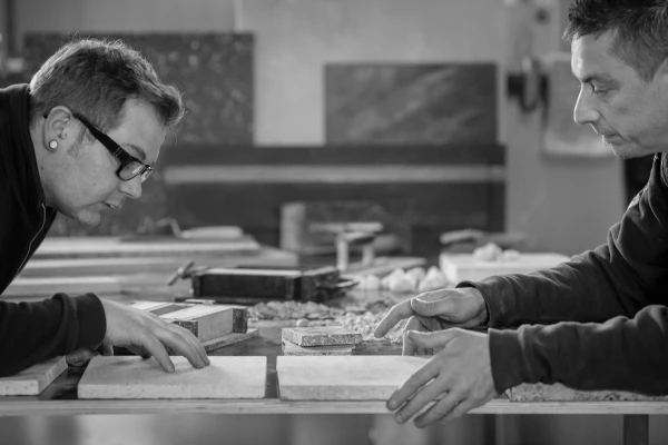 zwei Männer, Sichtestrich, Terrazzo, Muster, Designboden, Handarbeit, Schwarz-Weiß