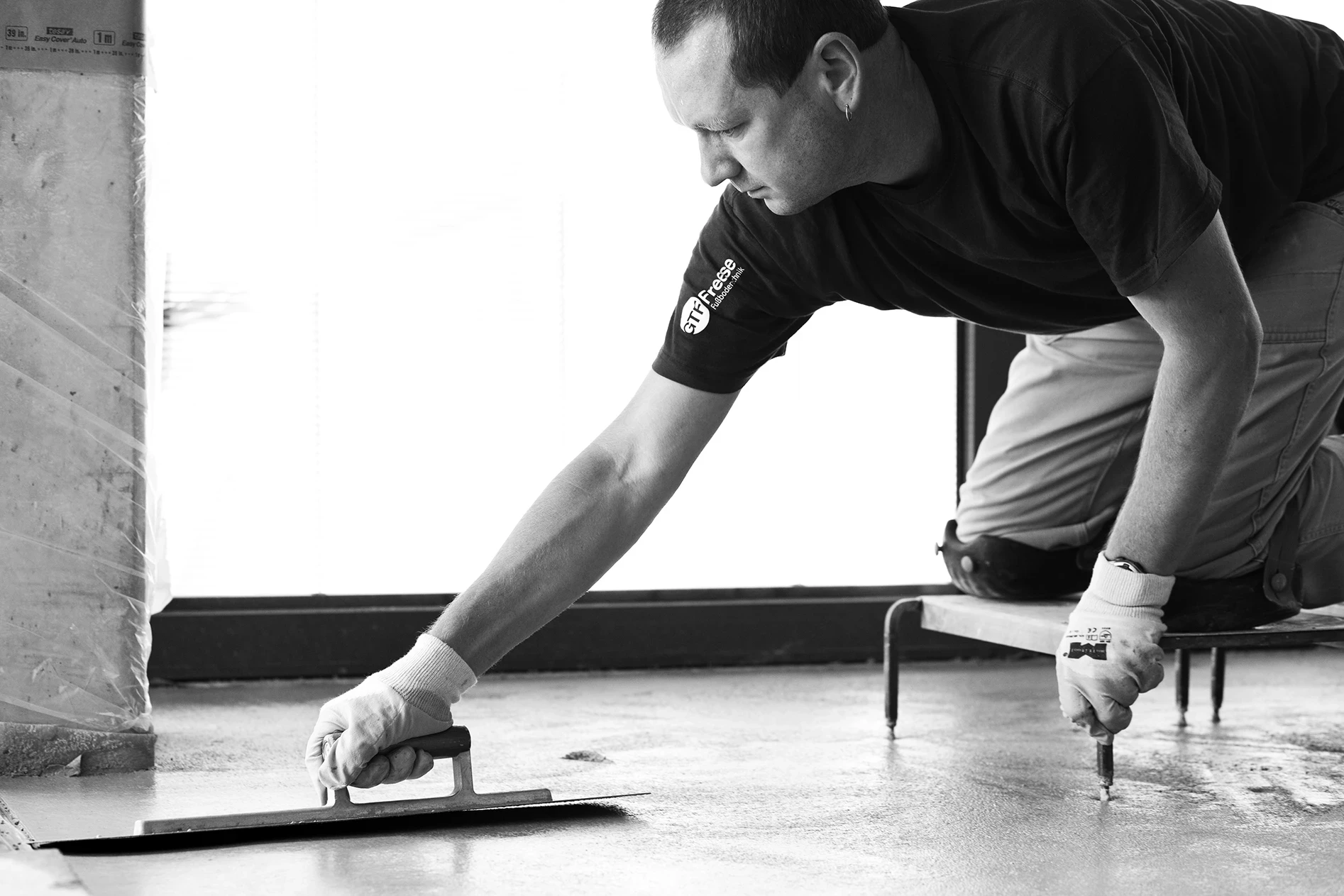 Estrich glätten, Handarbeit, Schwarz-Weiß