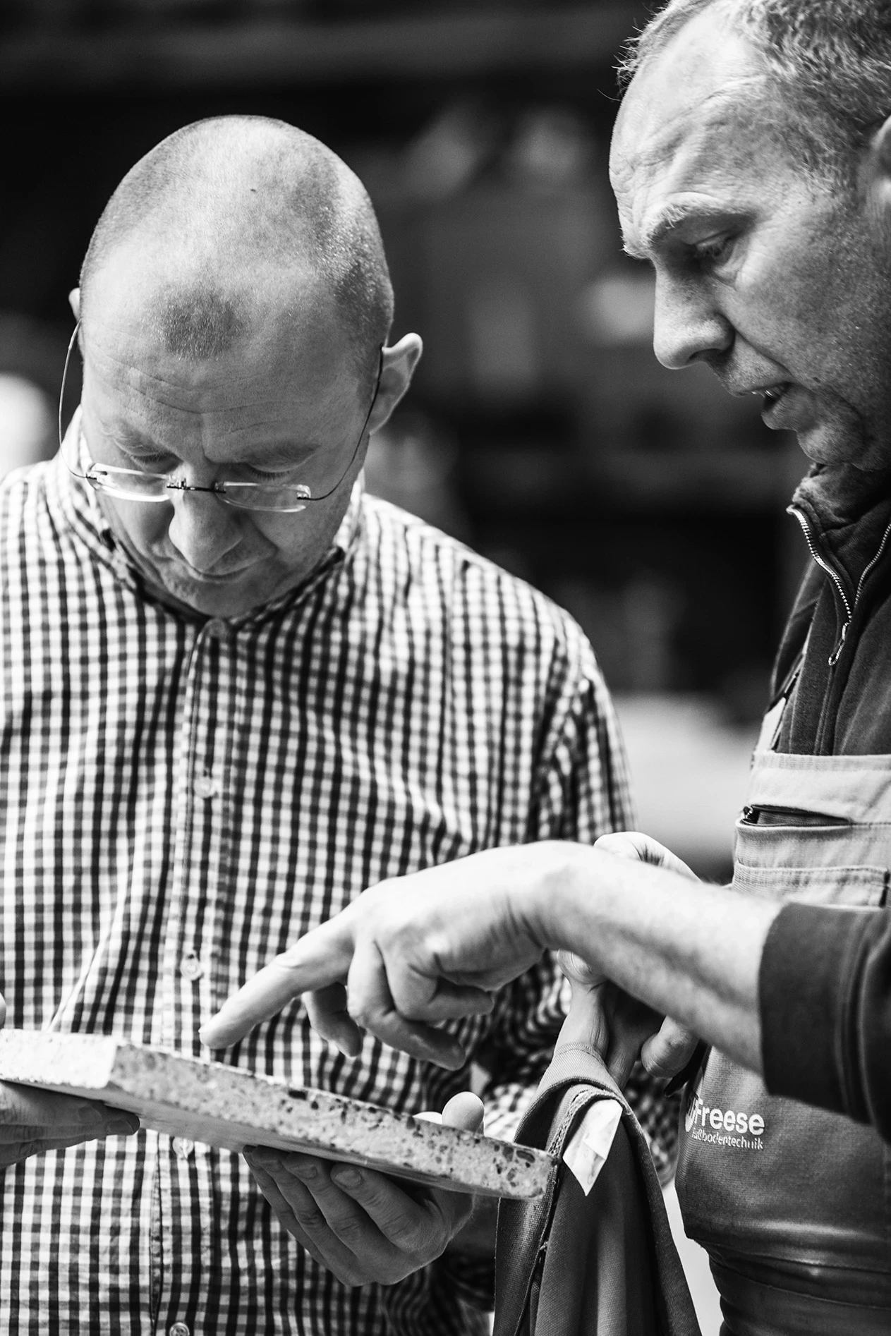 zwei Männer Prüfen, Sichtestrich, Terrazzo, Muster, Designboden, Handarbeit, Schwarz-Weiß