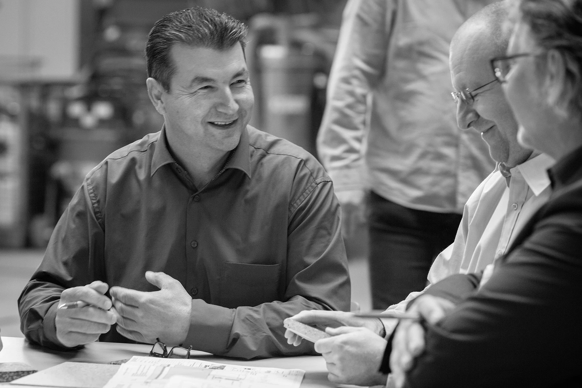 drei Männer, Besprechung, Werkstatt, Schwarz-Weiß