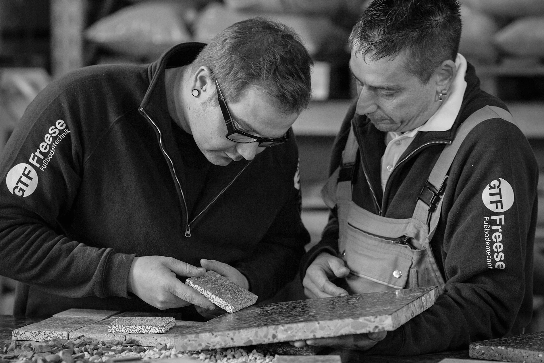 zwei Männer Begutachten, Sichtestrich, Terrazzo, Muster, Designboden, Handarbeit, Schwarz-Weiß
