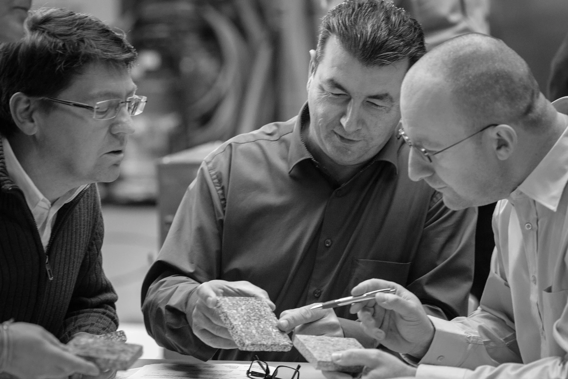 drei Männer, Estrich Muster, Begutachtung, Schwarz-Weiß