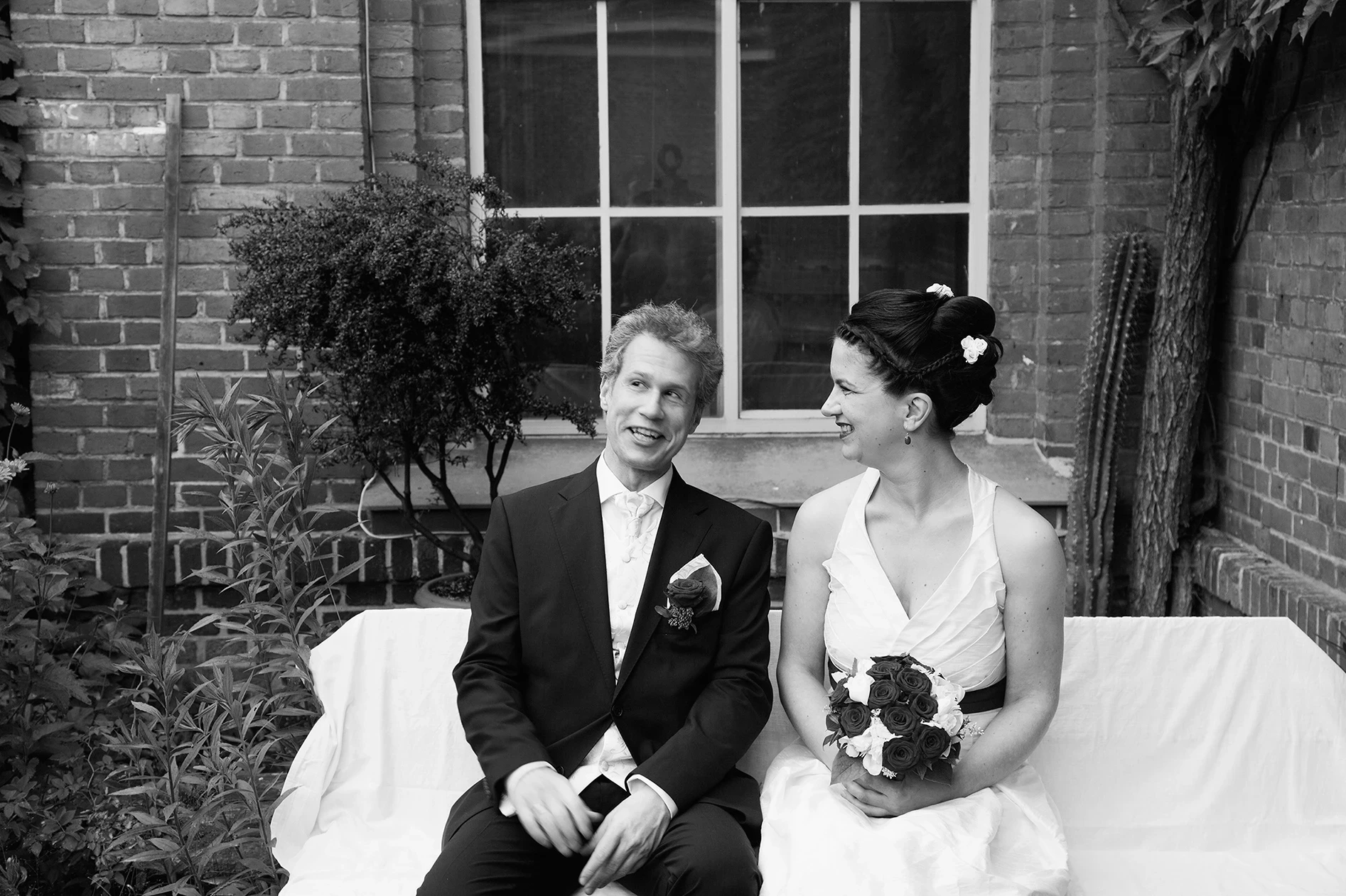 Brautpaar, Bank, Backsteinwand, Schwarz-Weiß