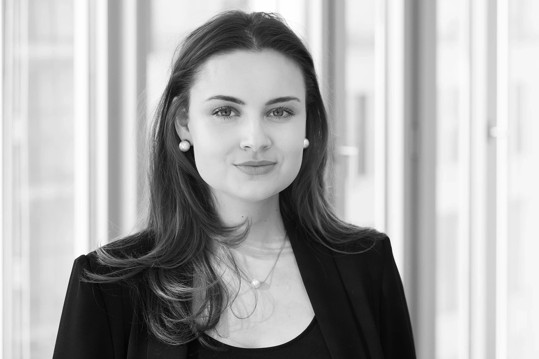 Portrait, Frau, schwarze Haare, Schwarz-Weiß