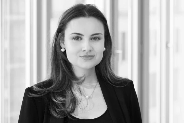 Portrait, Frau, schwarze Haare, Schwarz-Weiß